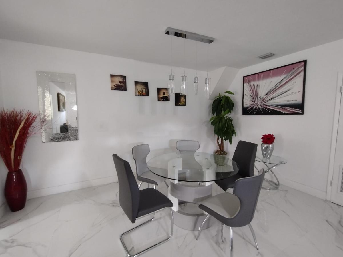 Cheerful 3-Bedroom Home /Ac+ Free Parking 노스마이애미비치 외부 사진