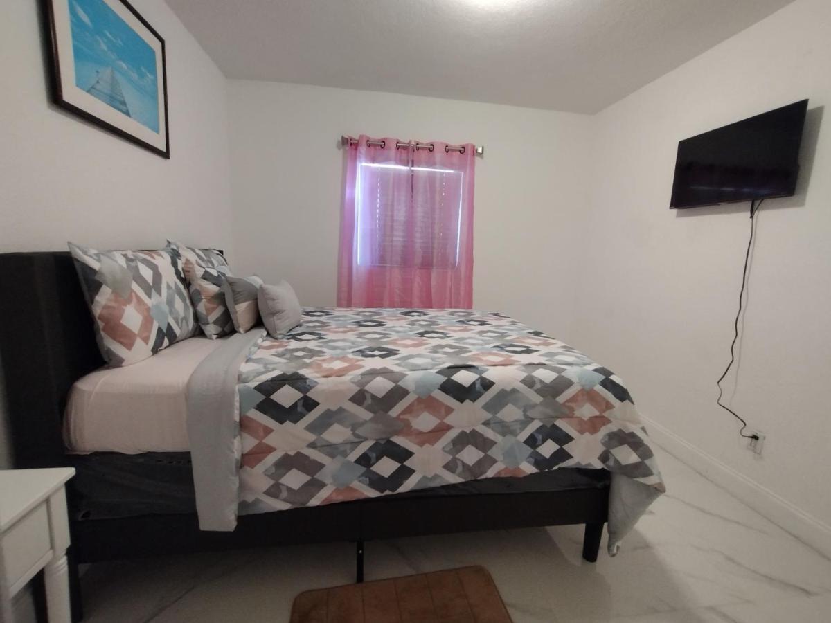Cheerful 3-Bedroom Home /Ac+ Free Parking 노스마이애미비치 외부 사진