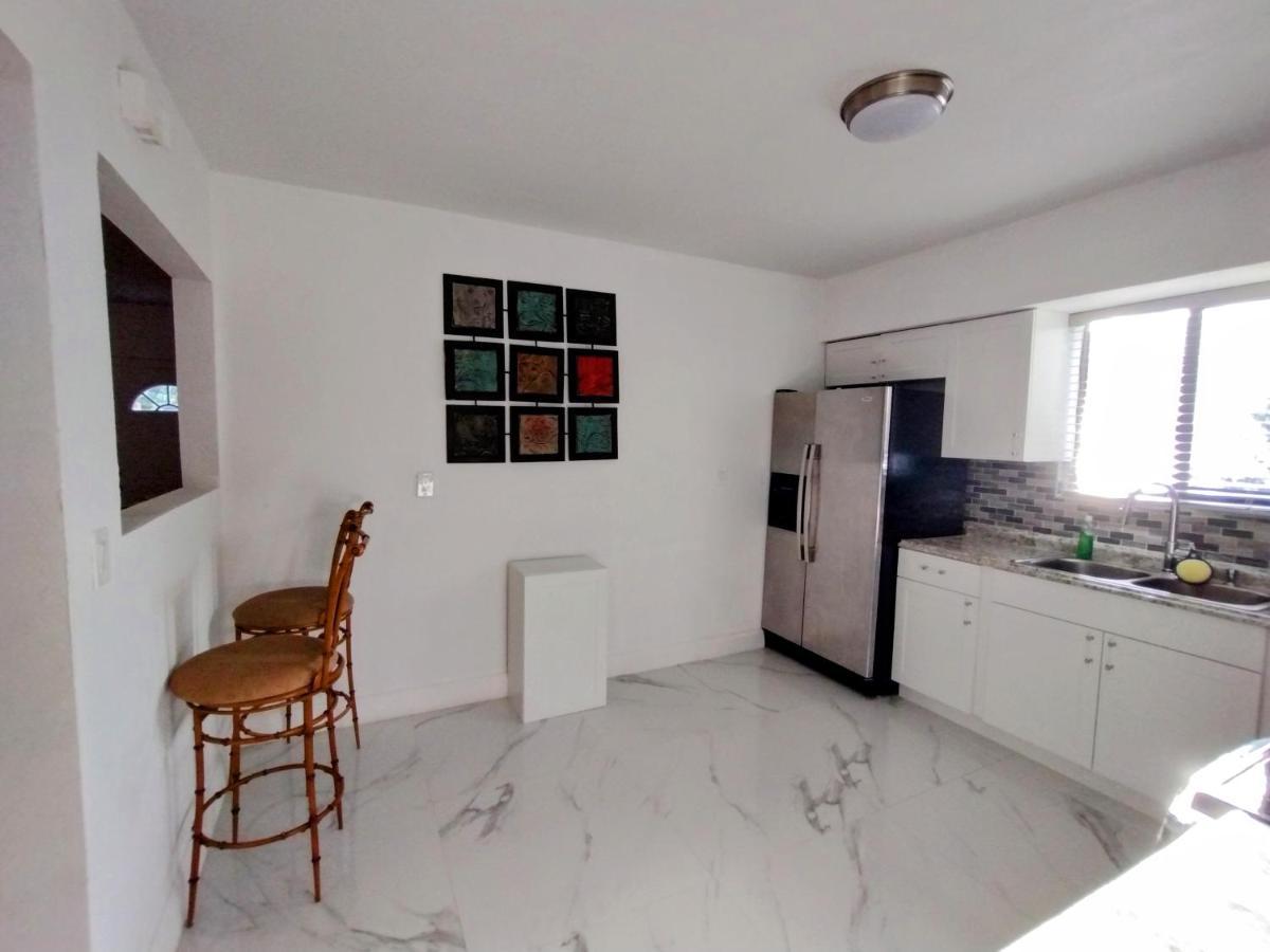 Cheerful 3-Bedroom Home /Ac+ Free Parking 노스마이애미비치 외부 사진