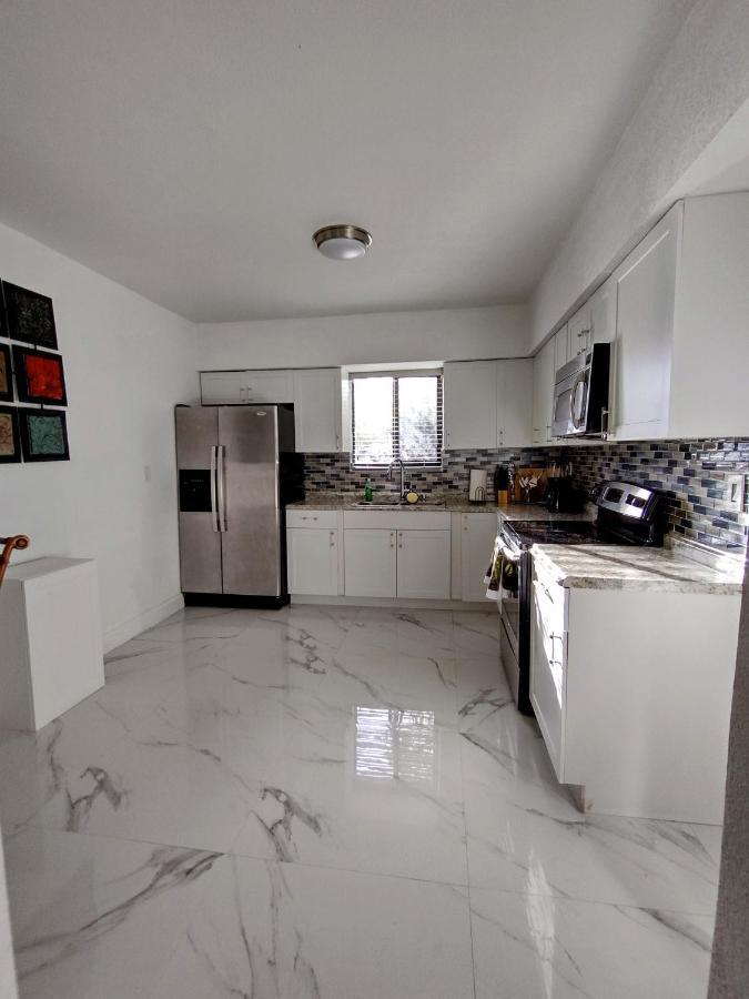 Cheerful 3-Bedroom Home /Ac+ Free Parking 노스마이애미비치 외부 사진