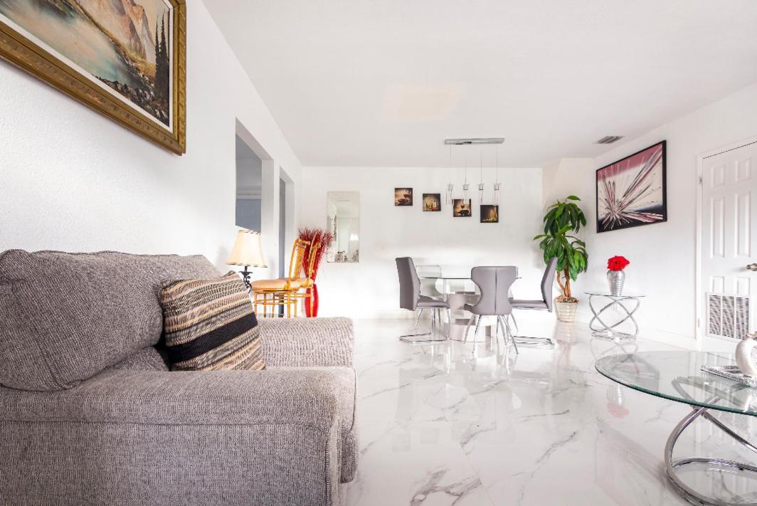 Cheerful 3-Bedroom Home /Ac+ Free Parking 노스마이애미비치 외부 사진